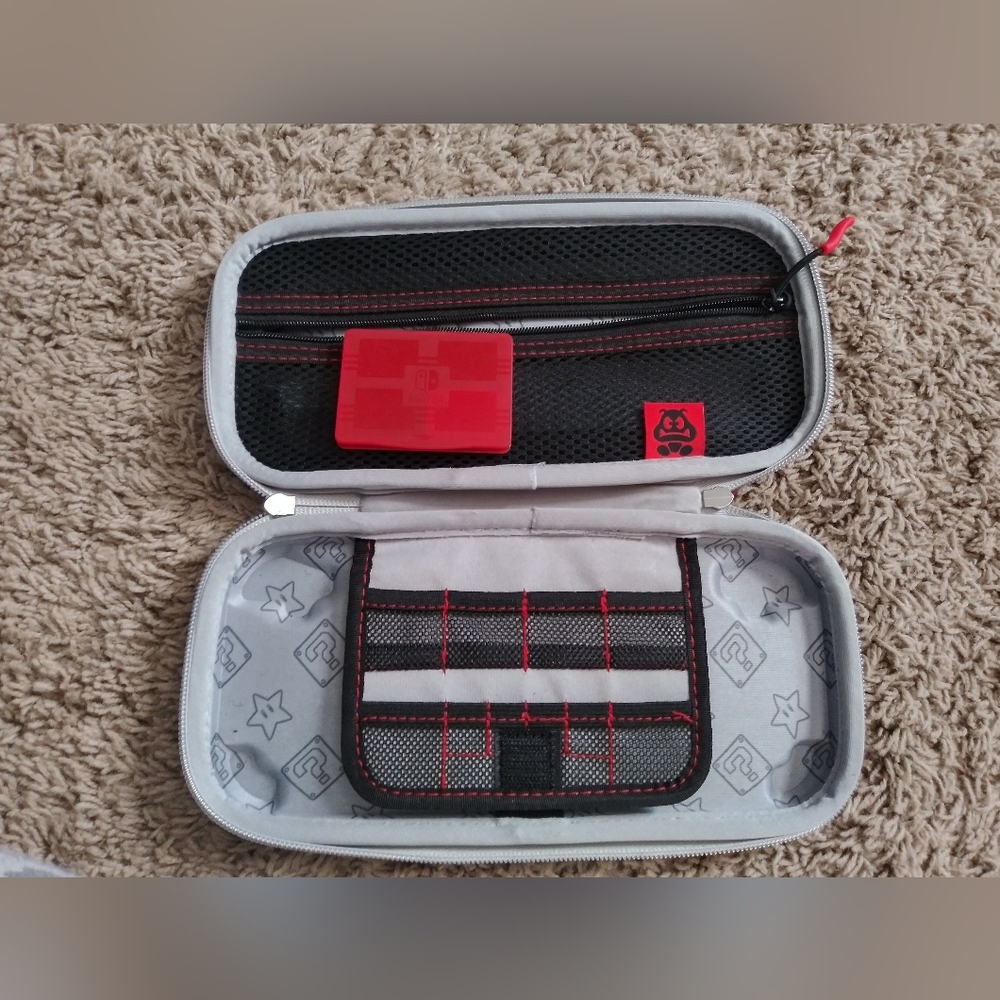 Nintendo Switch - Picture 2 of 2